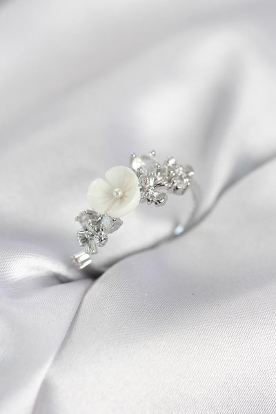 Gümüş Renk Çiçek Model Zirkon Taşlı Kadın Yüzük